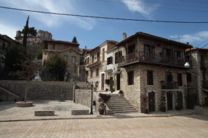 ΔΑΦΝΗ ΚΑΛΑΒΡΥΤΩΝ ΠΕΤΡΙΝΗ ΟΙΚΙΑ